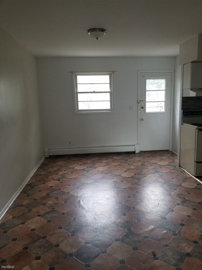 Building Photo - 2 br, 1 bath  - 75 Fairview Ave F