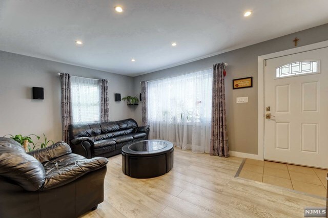 Foto del edificio - 33-06 Norwood Dr