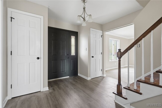 Foto del edificio - 8221 Clarence Ln N