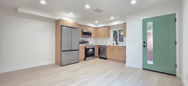 Building Photo - 1330 Tamarind Ave