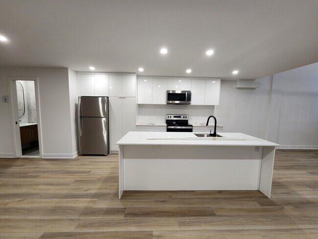 Building Photo - 6770 Av Papineau