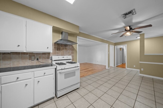 Building Photo - 10046 Cedardale Dr