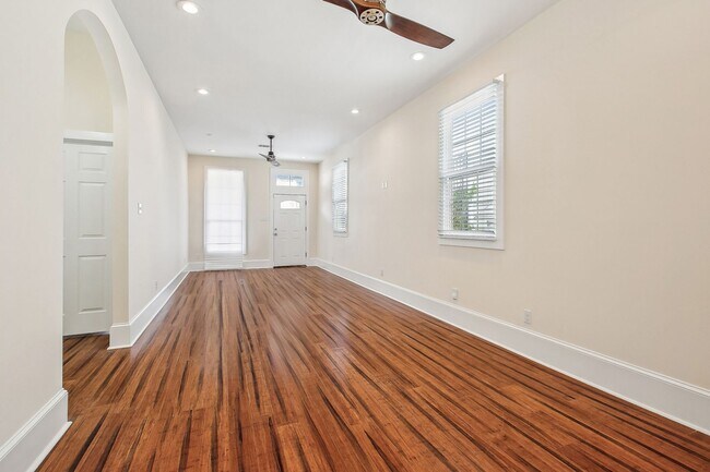 Foto del edificio - Better Price AND Reduced Deposit! Renovate...