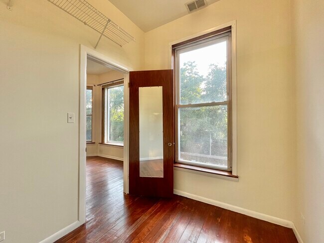Foto del edificio - 1321 N Maplewood Ave