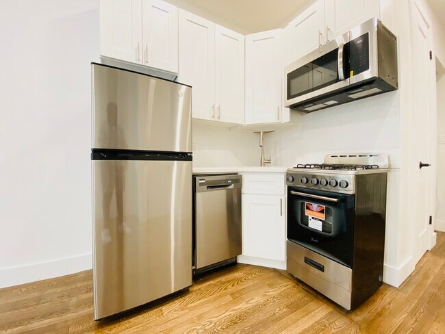 Building Photo - 156 E 85th St