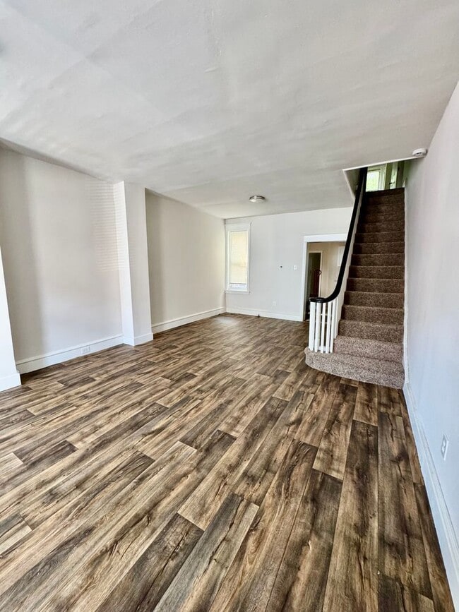 Building Photo - 3-Bedroom Home with In-Unit Laundry and Pe...