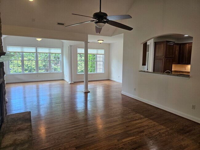 Foto del edificio - 212 Medford Dr