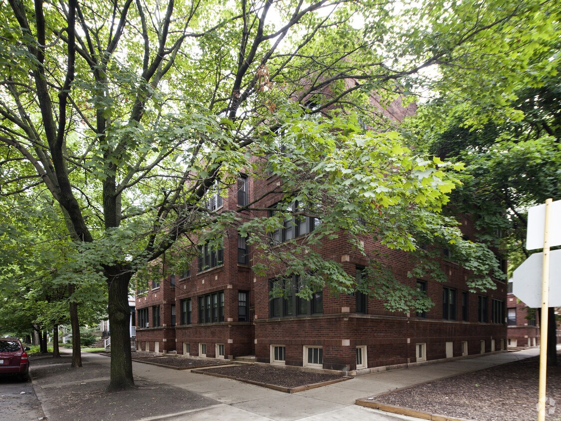 Building Photo - 2229 W Wilson Ave