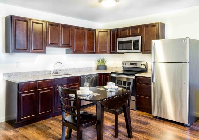 Meadowbrook Gardens - Meadowbrook Gardens Apartments