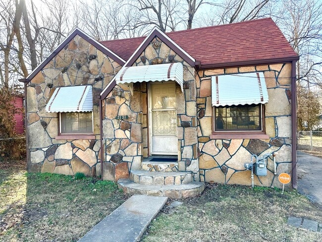 Foto del edificio - Cozy 2-Bedroom, 1-Bath Home with Outdoor Storage Building