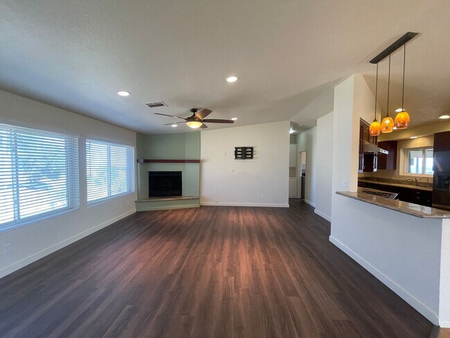 Foto del edificio - Palmdale 3 Bedroom + 2 Bathroom