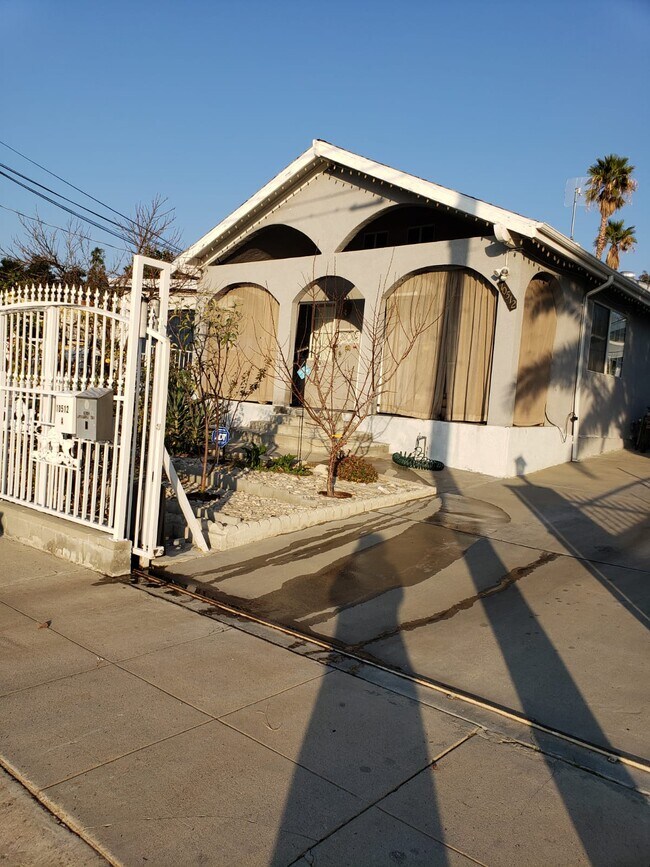 Foto del edificio - 10512 Plainview Ave