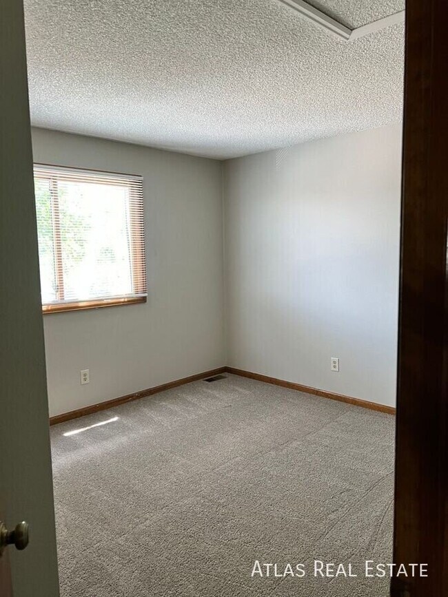 Building Photo - 5229 S Zeno Way