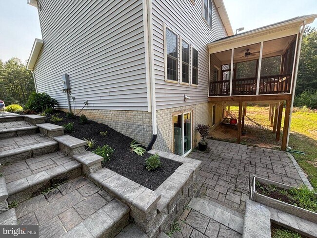 Building Photo - 16209 Round Hill Rd