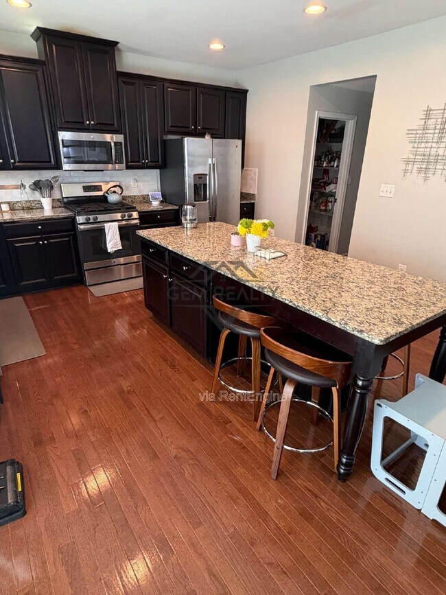 Foto del edificio - 9321 Blue Pine Ln