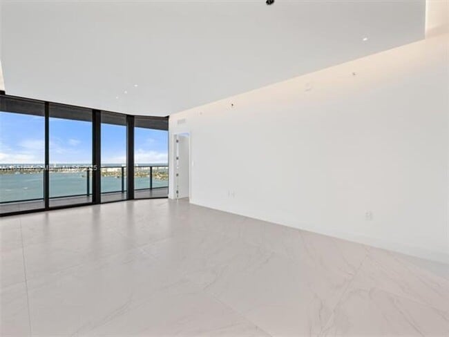 Foto del edificio - 700 NE 24th St