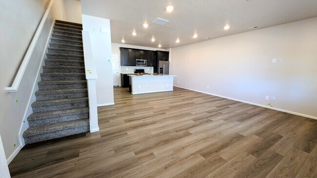 Sala de estar, comedor y cocina - 6569 N Malaya St