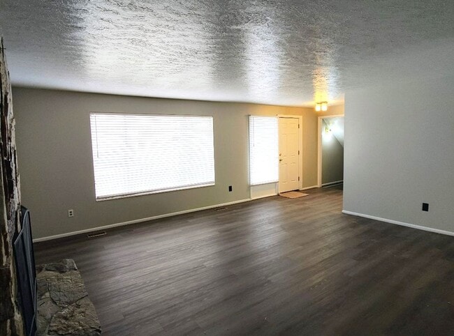 Building Photo - Remodeled 4 Bd 3 Ba Home in Cottonwood Hei...