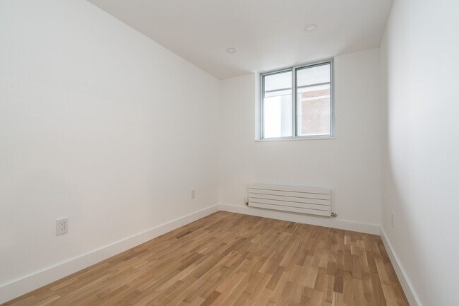 Building Photo - 407-230 Oak St