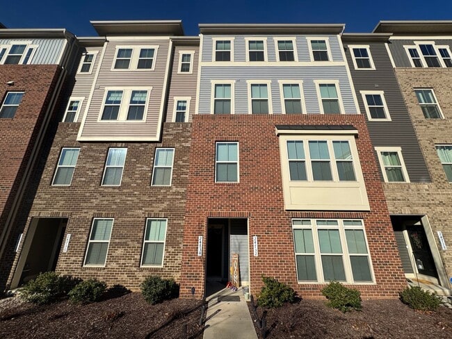 Modern 3 Bed 2.5 Bath Townhome In Beautiful Arcola Town Center - Modern 3 Bed 2.5 Bath Townhome In Beautiful Arcola Town Center