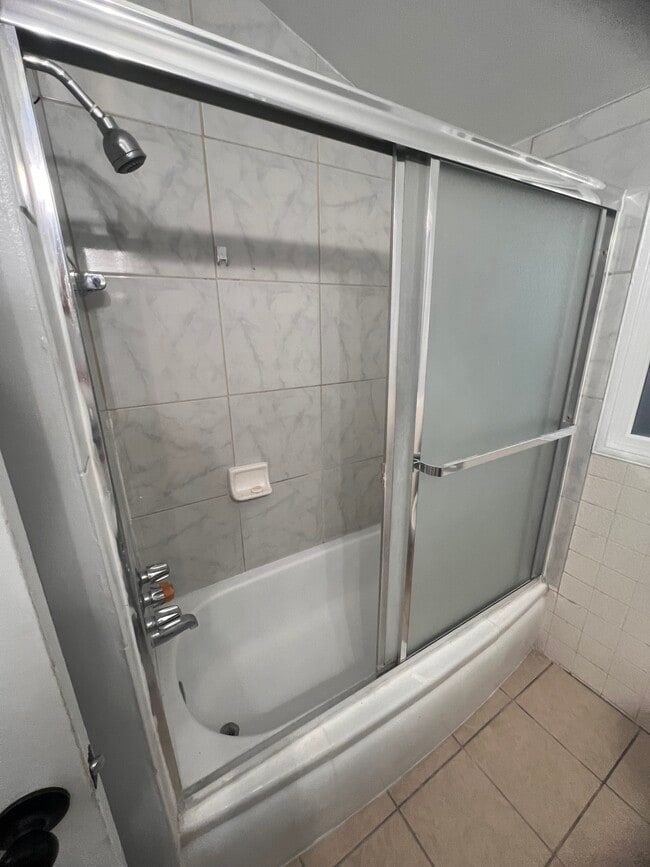 Foto del edificio - 2402 Schoolside Ave