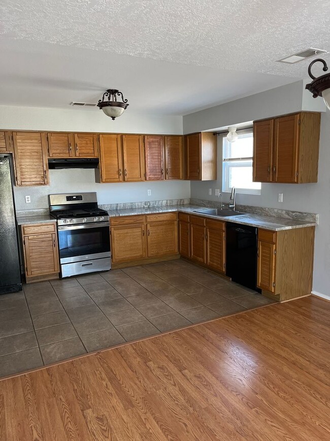 Building Photo - 6175 Roadrunner Loop NE