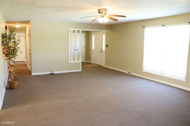 Foto del edificio - 380 Warden Ln
