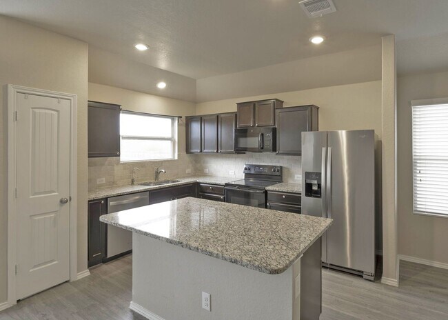 Foto del edificio - Beautiful 3 Bedroom Home in Voss Farms—Open Floor Plan & Great Outdoor Space!