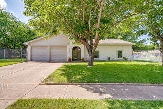 Building Photo - 900 Vaughn Dr