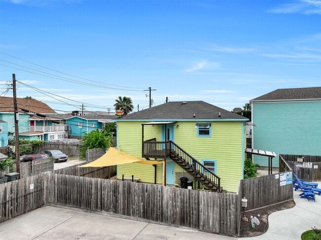 Building Photo - 2324 Bernardo De Galvez Ave