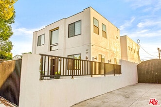 Building Photo - 535 N Formosa Ave
