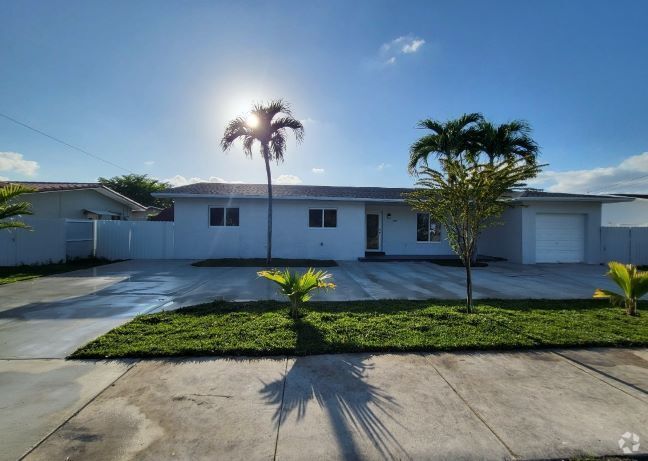 Building Photo - 3300 SW 127th Ave