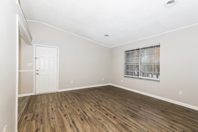 Foto del edificio - 8450 N Pond Dr