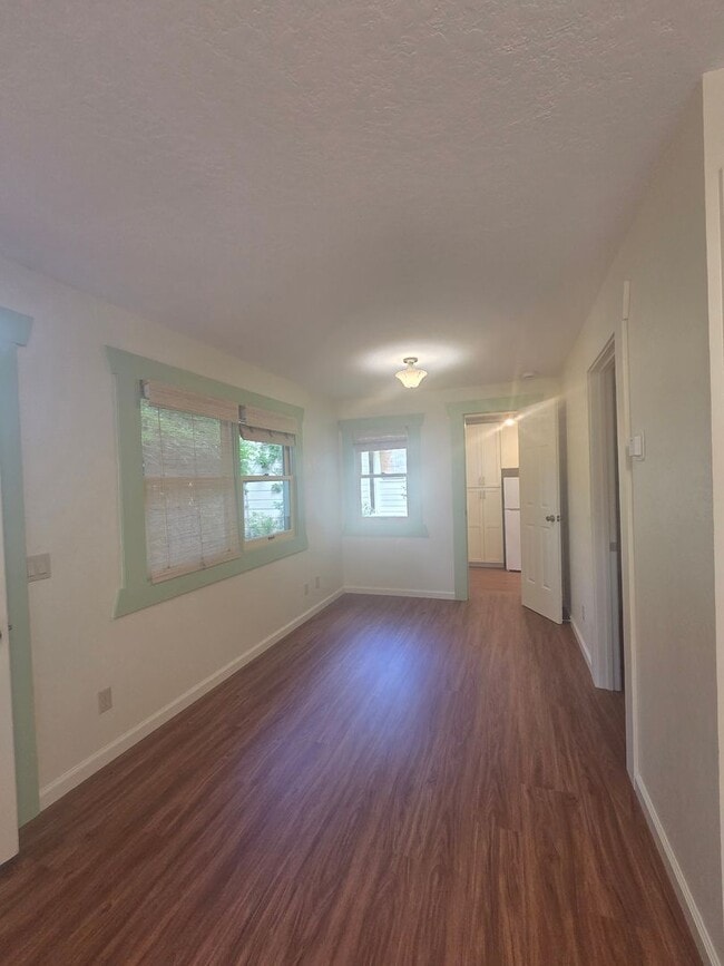 Building Photo - West Side Petaluma Garden Gem - 1 bed 1 bath