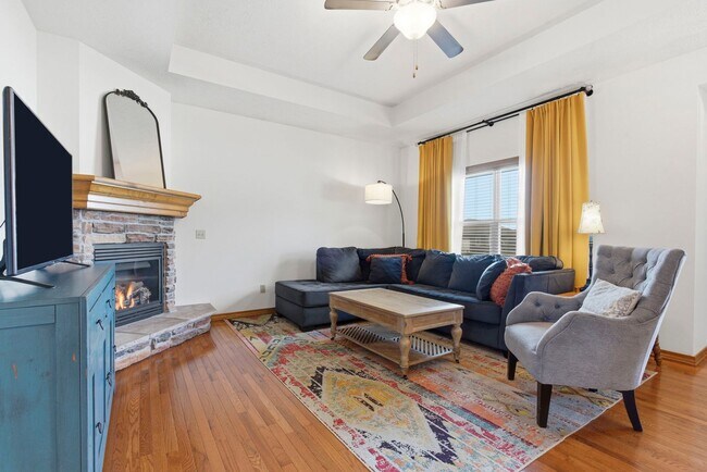 Foto del edificio - 3 Bedroom | 2 Bathroom | 2 Car Garage| Ozark MO | Fireplace | Separate Green House/Office | Fence...