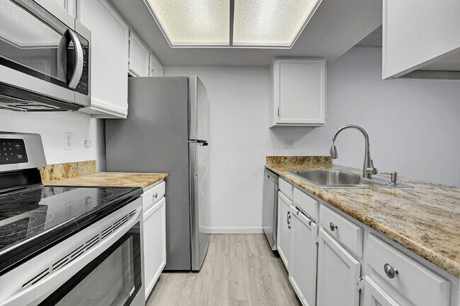 Building Photo - $1,300.00, 1-bed, 1-bath floor-level condo...