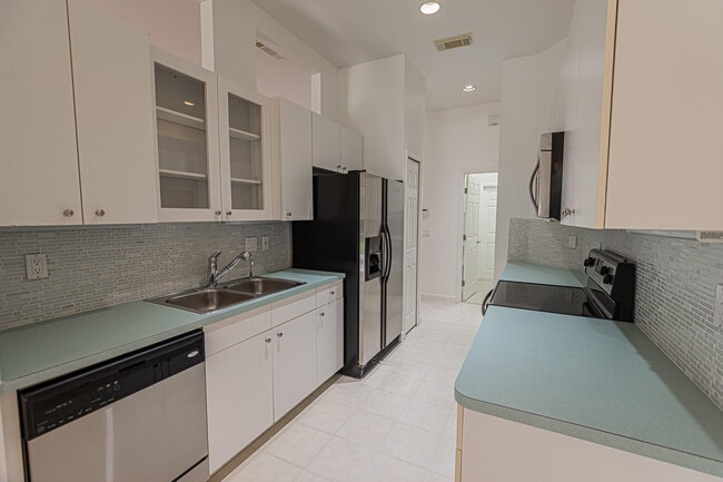 Building Photo - 562 SW New Castle Cove