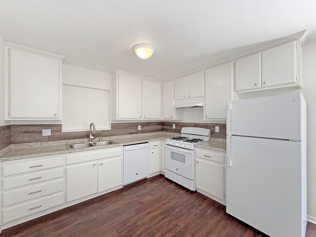 Building Photo - Spacious 4-Bedroom Retreat in the Heart of...