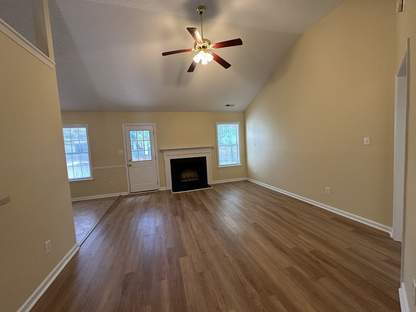 Foto del edificio - Charming 3 Bedroom Home with 2 Full Baths -305 Firethorn Ln.
