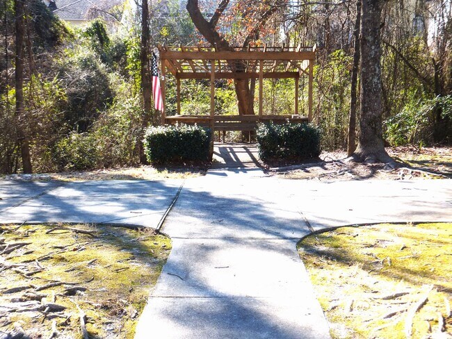 Building Photo - Beautiful Townhome