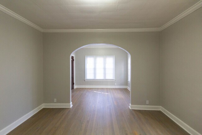 Foto del edificio - **DEPOSIT MOVES YOU IN** Very Large 1 Bed ...