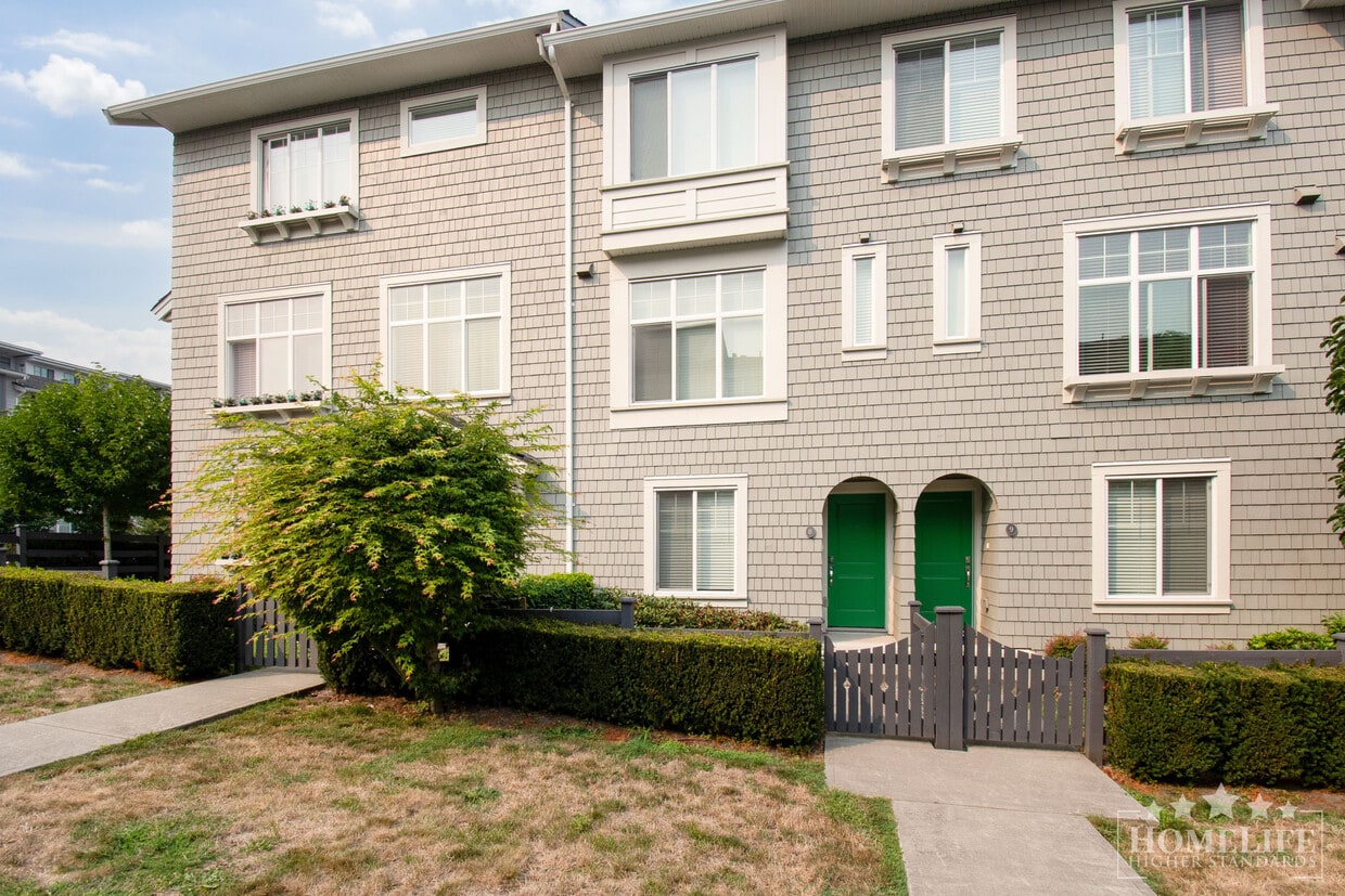 Photo principale - Spacious 4 Bed, 4 Bath Townhouse in Surrey