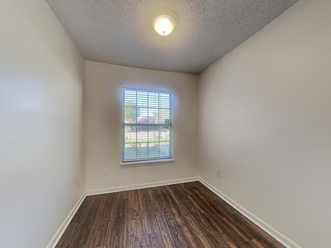 Foto del edificio - 624 Fallen Timbers Dr