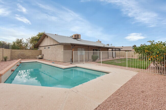 Building Photo - Glendale home with pool