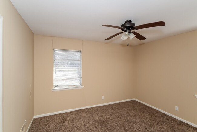 Foto del edificio - 3224 Poplar Ln