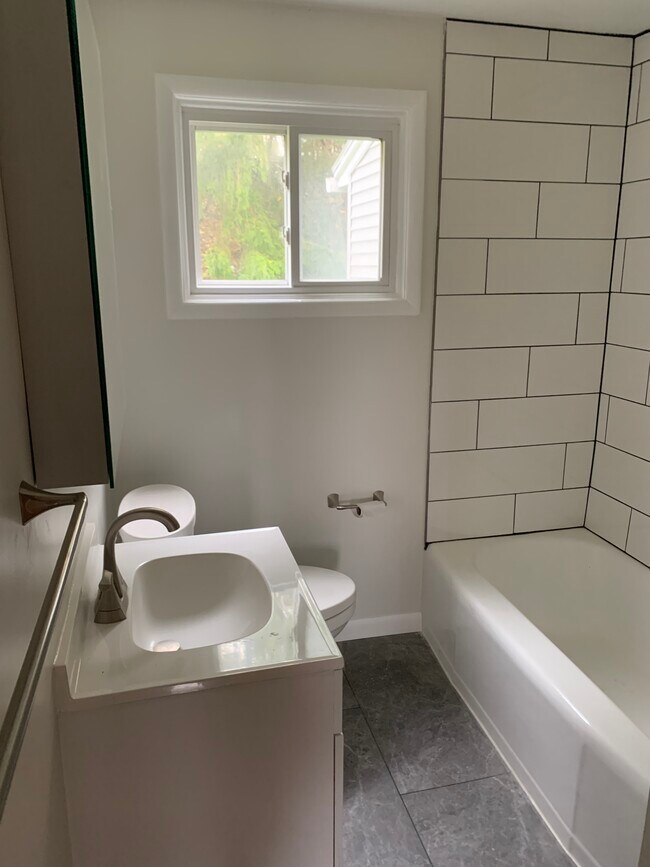 Renovated bathroom - 1246 Westcott St