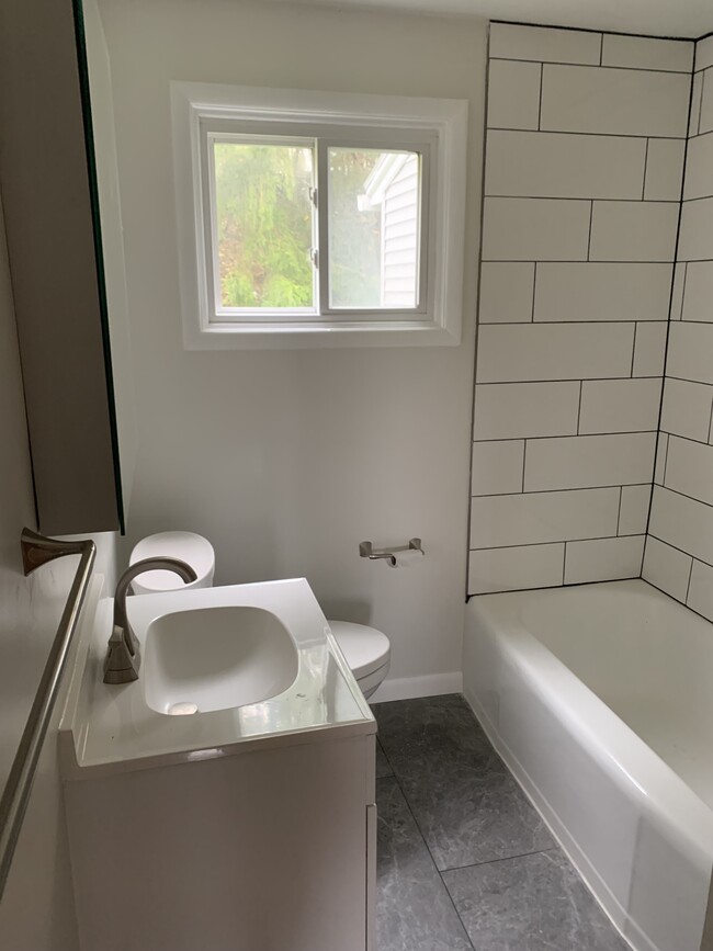 Renovated bathroom - 1246 Westcott St