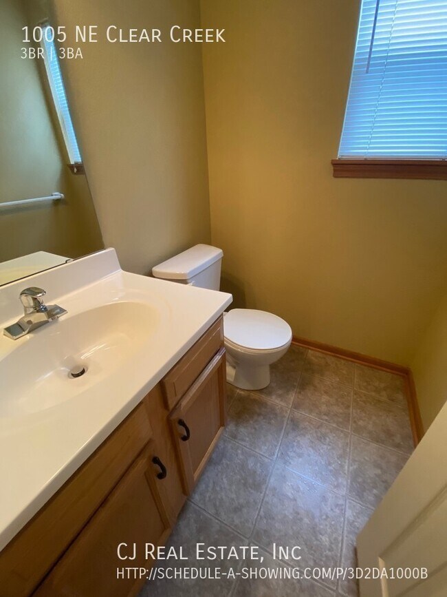 Building Photo - 1005 NE Clear Creek Rd