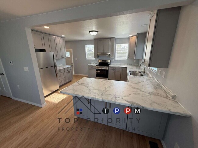 Building Photo - 3 Bedroom | 1.5 Bathroom Single Family Hom...