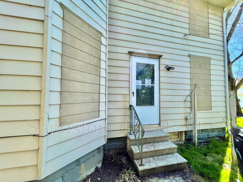 224 Gates Ave Unit Back, Elyria, OH 44035 Condo for Rent in Elyria